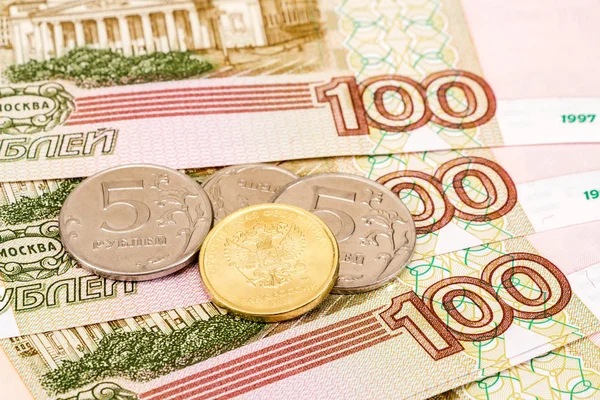 俄罗斯的货币︰ 纸币和硬币关闭 — 图库照片
