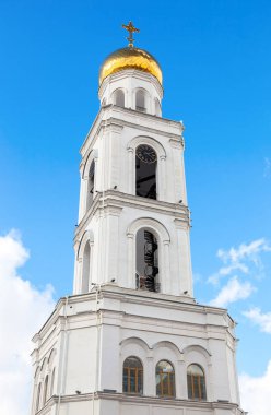 Gruuthuse Müzesi mavi gökyüzü. Rus Ortodoks Kilisesi 