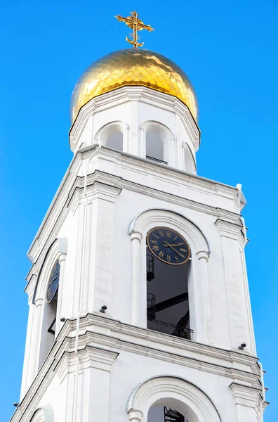 Campanile contro il cielo blu. Chiesa ortodossa russa — Foto Stock