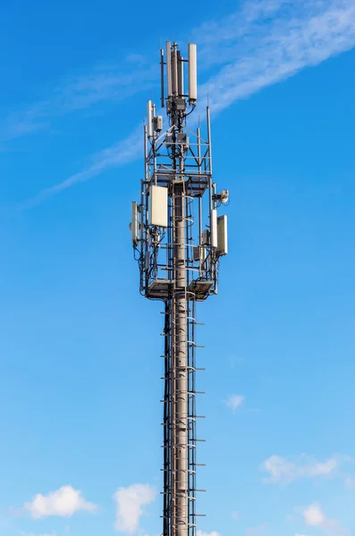 Telekommunikationen står hög för mobiltelefon med antenner — Stockfoto