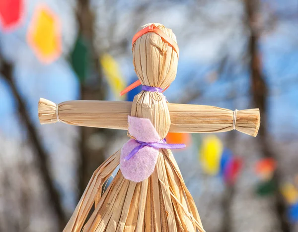 Regalo tradicional de muñeca de paja hecha a mano en el carnaval de Shrovetide —  Fotos de Stock