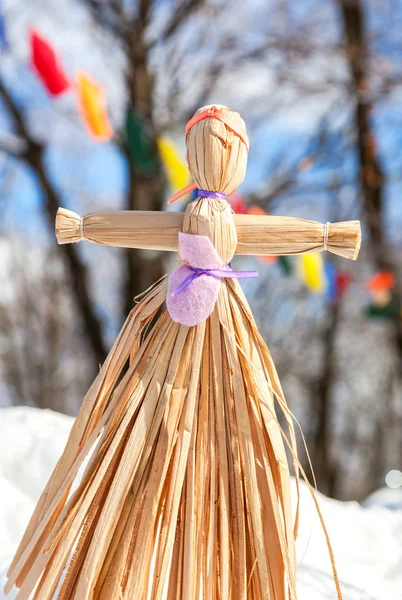 Regalo tradicional de muñeca de paja hecha a mano en el carnaval de Shrovetide —  Fotos de Stock