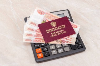 Rus askeri emeklilik sertifika calcu üzerinde yalan para ile