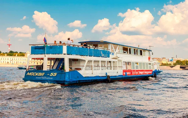 River cruise ship sailing on the river Neva in summer sunny day — Stock Photo, Image