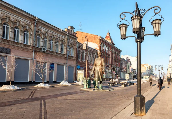 Бронзовий пам'ятник "Дядька Стьопи-оголеними грудьми" на пішохідній Строй — стокове фото