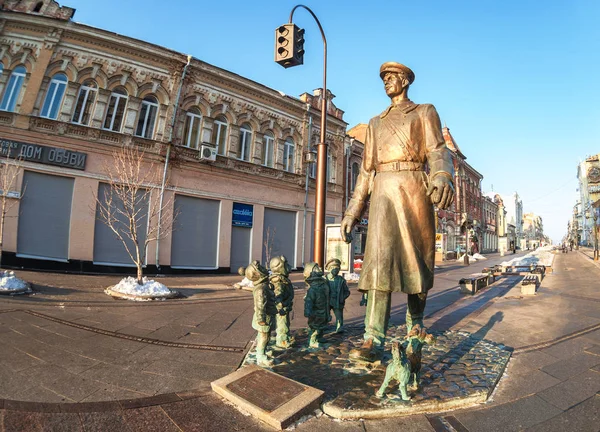 Bronzedenkmal "Onkel Stiefel-Milizionär" an der Fußgängerzone — Stockfoto