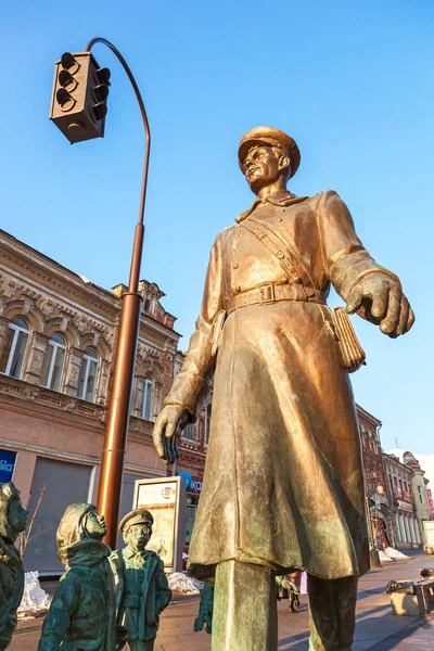 Bronze monument "Uncle Stepa-militiaman" at the pedestrian stree — Stock Photo, Image