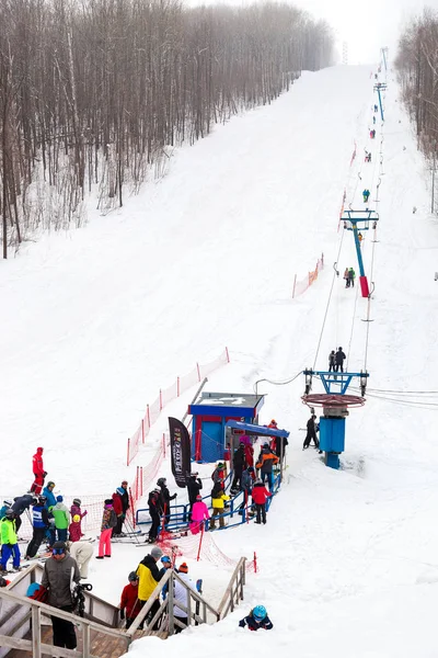 Skilift im Gebirgsskigebiet "Krasnaja Glinka" in der Wintersonne — Stockfoto