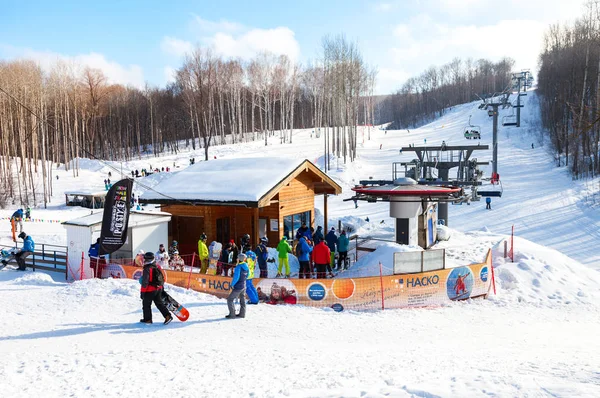 Chairlift em "Krasnaya Glinka" estância de esqui de montanha no sol de inverno — Fotografia de Stock