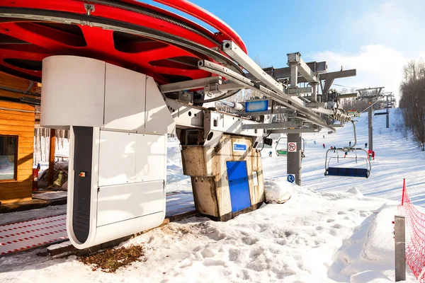 Chairlift em "Krasnaya Glinka" estância de esqui de montanha no sol de inverno — Fotografia de Stock