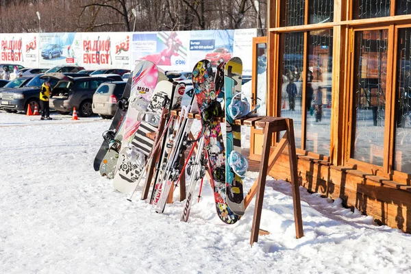 Esquis e snowboards estão de pé sobre as prateleiras "Krasnaya Glinka " — Fotografia de Stock