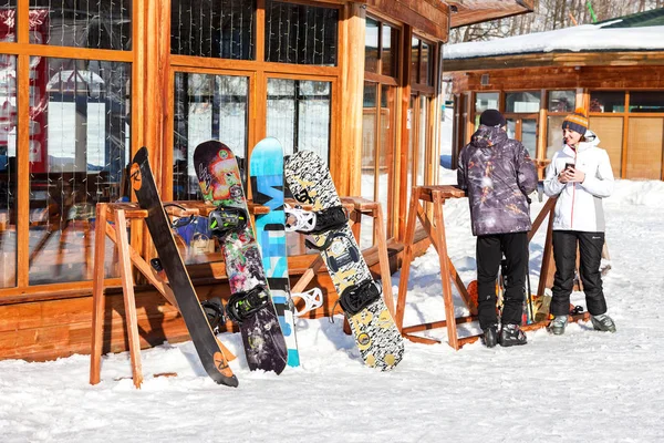 Skier und Snowboards stehen auf dem Gestell "krasnaya glinka"" — Stockfoto