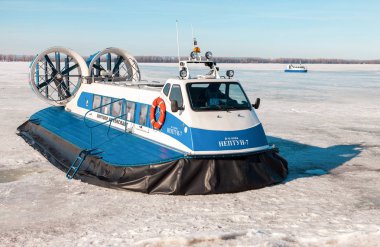 Yolcu Hovercrafts sa donmuş Volga Nehri'nin buz üstünde