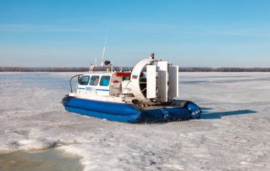 Hovercraft buz dondurulmuş Volga Nehri'nin yolcuları ile 