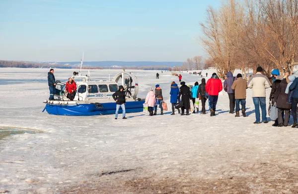 Embarque personas en el aerodeslizador de pasajeros en el hielo de la —  Fotos de Stock