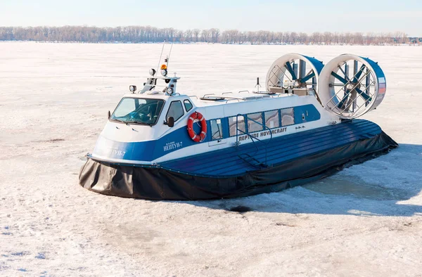 Passenger Hovercraft on the ice of the frozen Volga river in Sam — Stock Photo, Image