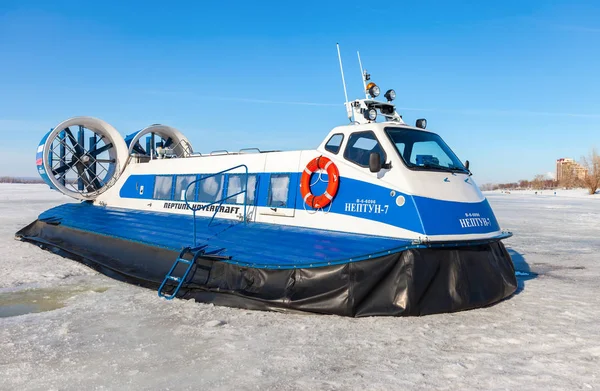 Hovercraft no gelo do rio Volga congelado em Samara, Russi — Fotografia de Stock