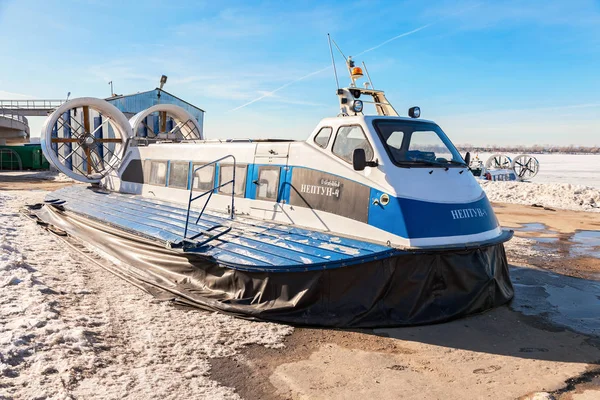 Hovercraft transporters on the Volga embankment in Samara, Russi — Stock Photo, Image