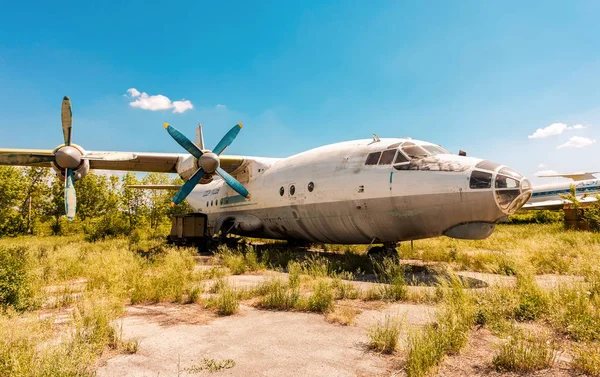 Turboprop aircraft An-12 at an abandoned aerodrome in Samara, Ru — Stock Photo, Image