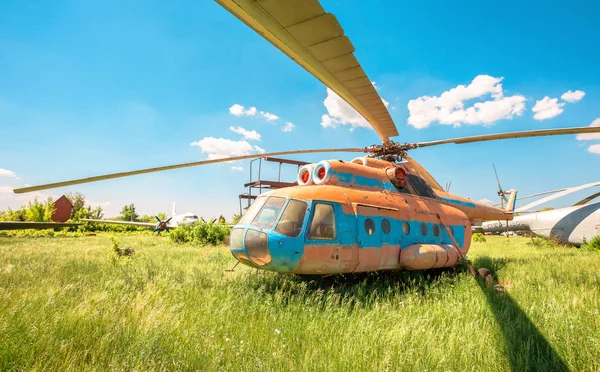 The russian transport helicopter Mi-6 at an abandoned aerodrome — Stock Photo, Image