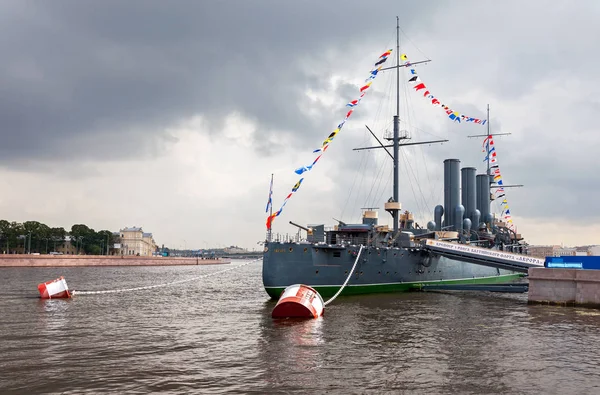 The legendary revolutionary cruiser Aurora at the place of etern — Stock Photo, Image