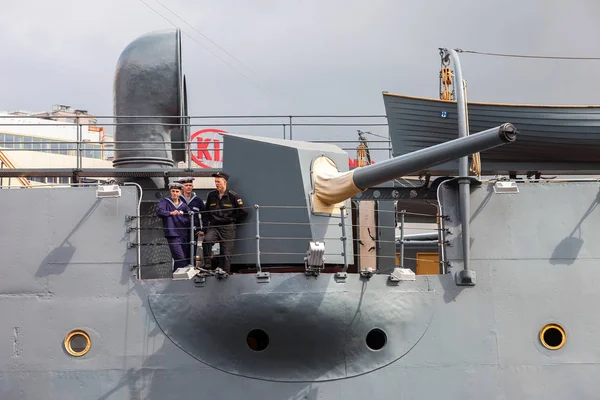 A legendás forradalmi cruiser Aurora a plac ágyú — Stock Fotó