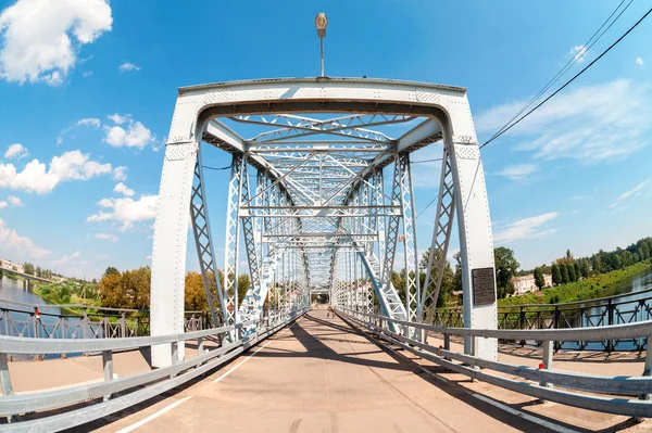 Primer puente de arco de acero en Rusia sobre el río Msta —  Fotos de Stock