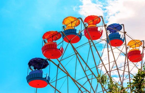 Ruota panoramica sullo sfondo del cielo blu nel parco cittadino — Foto Stock