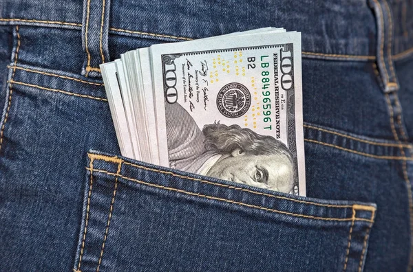 Montón de billetes de cien dólares en el bolsillo de los vaqueros traseros — Foto de Stock
