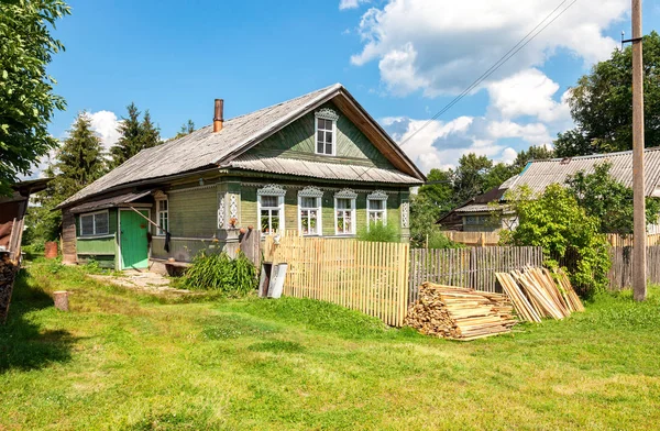 Antigua casa rural de madera en el pueblo ruso en verano día soleado — Foto de Stock