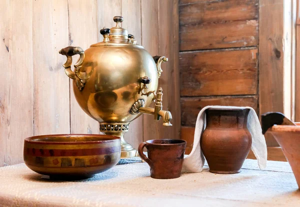 Tradiční staré měděné samovar tea pití a keramické nádobí — Stock fotografie