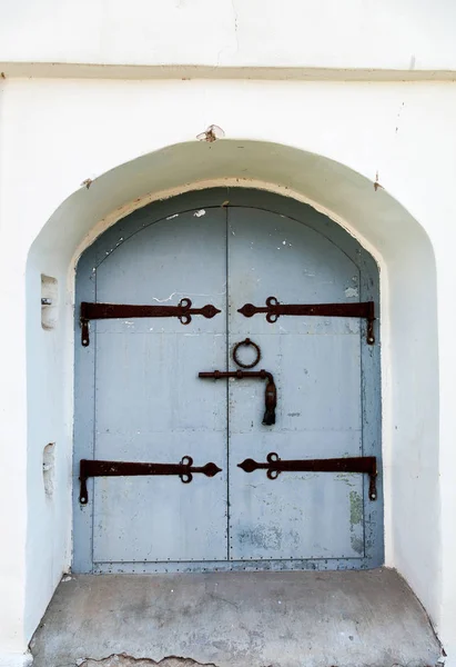 Puerta metálica antigua de la antigua iglesia medieval en Velikiy Novgorod, R —  Fotos de Stock