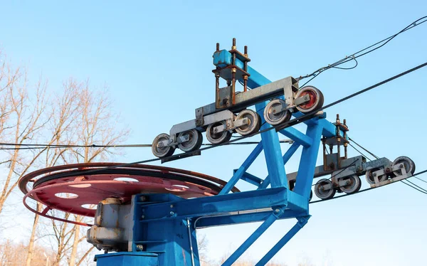 Sistema de rodillos para telesilla en estación de esquí de montaña en invierno soleado —  Fotos de Stock