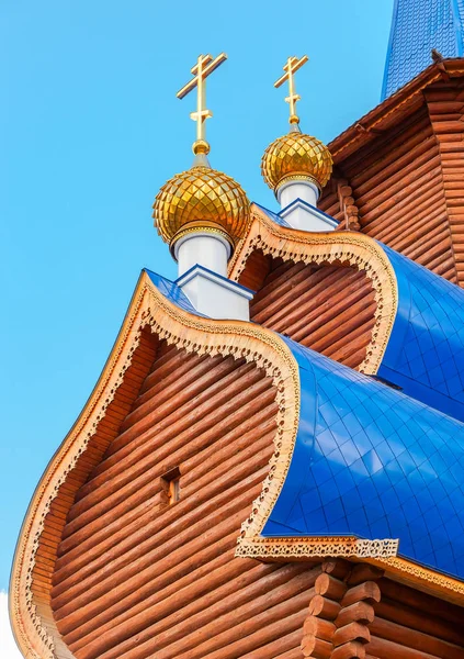 Kubbe ile Rusya'nın Samara kentinde ahşap Ortodoks Kilisesi üzerinde haçlar — Stok fotoğraf