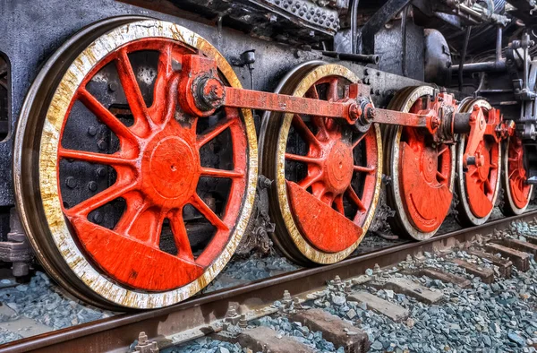 Old steam locomotive engine wheel and rods details — Stock Photo, Image