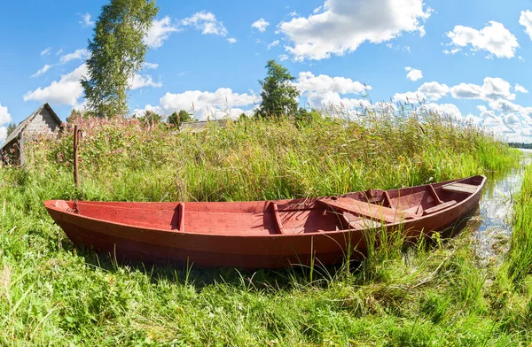 Trä båt för fiske vid sjön på sommaren solig dag — Stockfoto