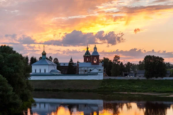 Widok na klasztor Ducha Świętego o zachodzie słońca w Borovichi, Rosja — Zdjęcie stockowe