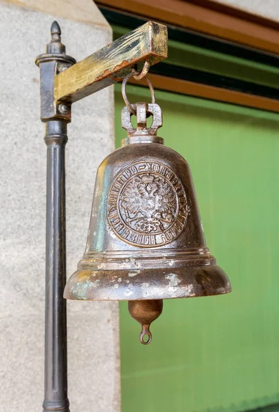 Винтажный бронзовый колокол на Самарском вокзале — стоковое фото