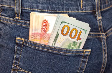 Yığın banknotlar Amerikan Doları ve içinde TZB Rus ruble