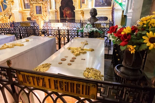 Tomb of Peter the Great in the Peter and Paul cathedral with tom — Stock Photo, Image