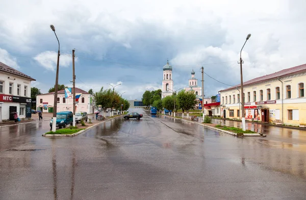 Vista sobre a rua da cidade no verão dia nublado e chuvoso em Valdai — Fotografia de Stock