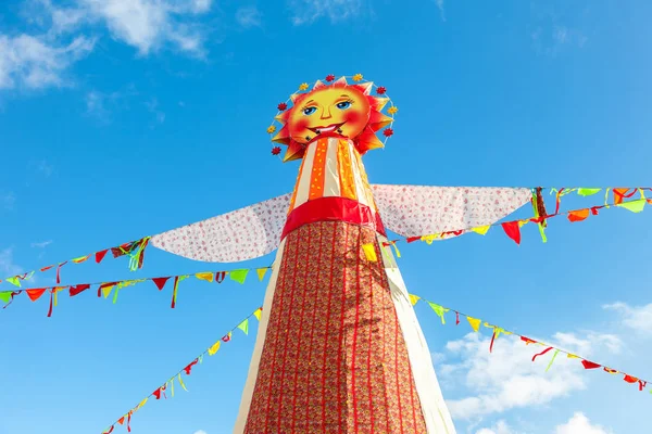 Rusya'nın Shrovetide. Mavi gökyüzü b yazmak için büyük bebek