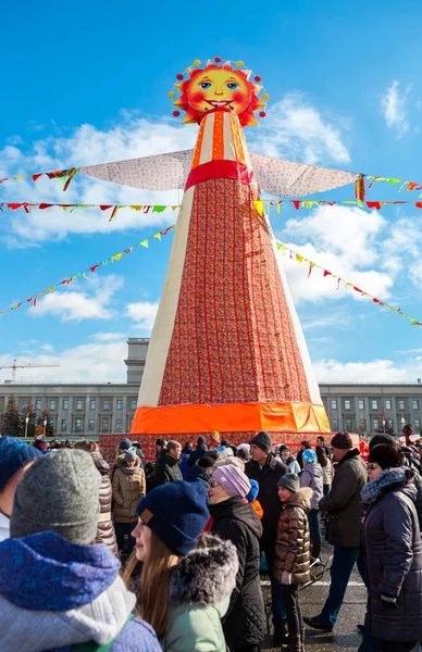 O povo Samara celebra o Shrovetide. Grande boneca para a queima em — Fotografia de Stock
