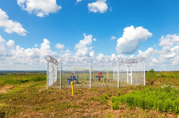 Punto di regolazione e distribuzione del gas in estate giornata di sole — Foto Stock