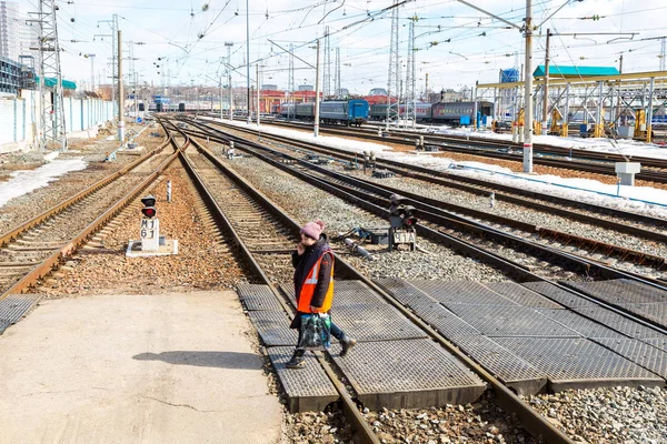 Vista da linha férrea na estação ferroviária de Samara em ensolarado — Fotografia de Stock