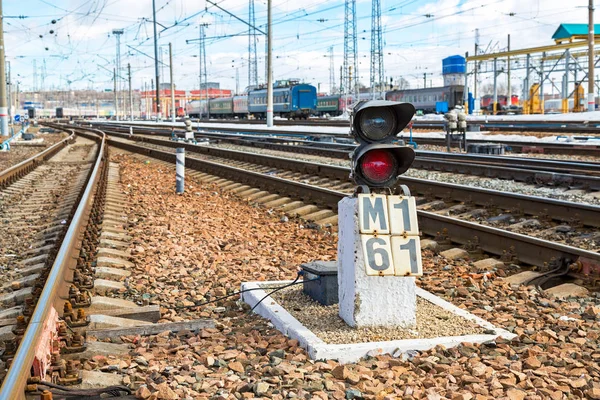 Utsikt över järnvägsspår på Samara stationen i soliga — Stockfoto