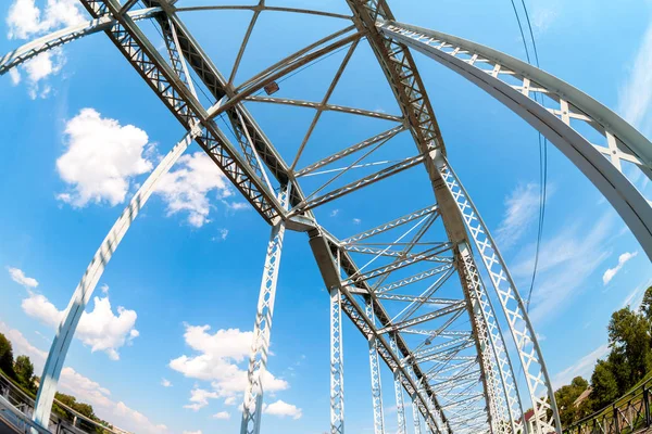 Först i Ryssland stål bågbro på floden Msta. Historiska järn b — Stockfoto