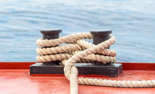 Aanmeren Bolder met een vaste touw op het schip tegen het water — Stockfoto