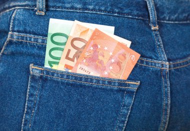 Mavi kot pantolon cebinden yapışmasını euro banknot. Para için 
