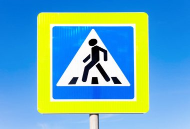 Yol işareti yaya geçidi mavi gökyüzü arka planı